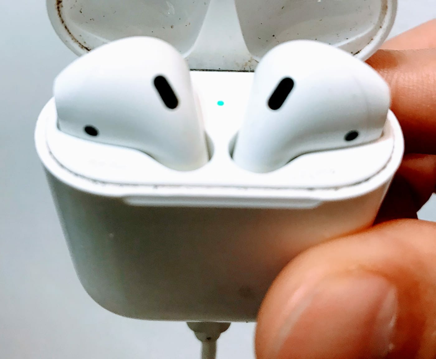 AirPods 充電ランプ